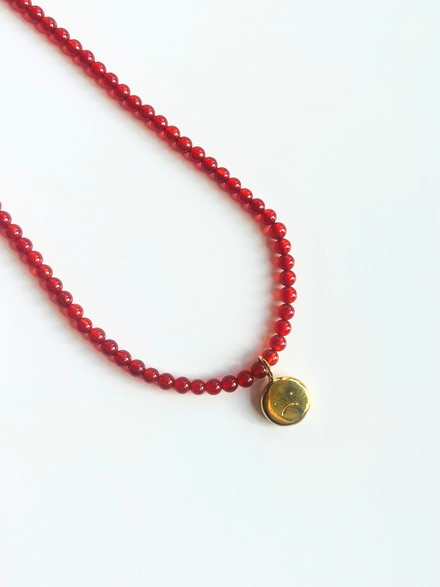 Carnelian beaded smiley necklace (gold)