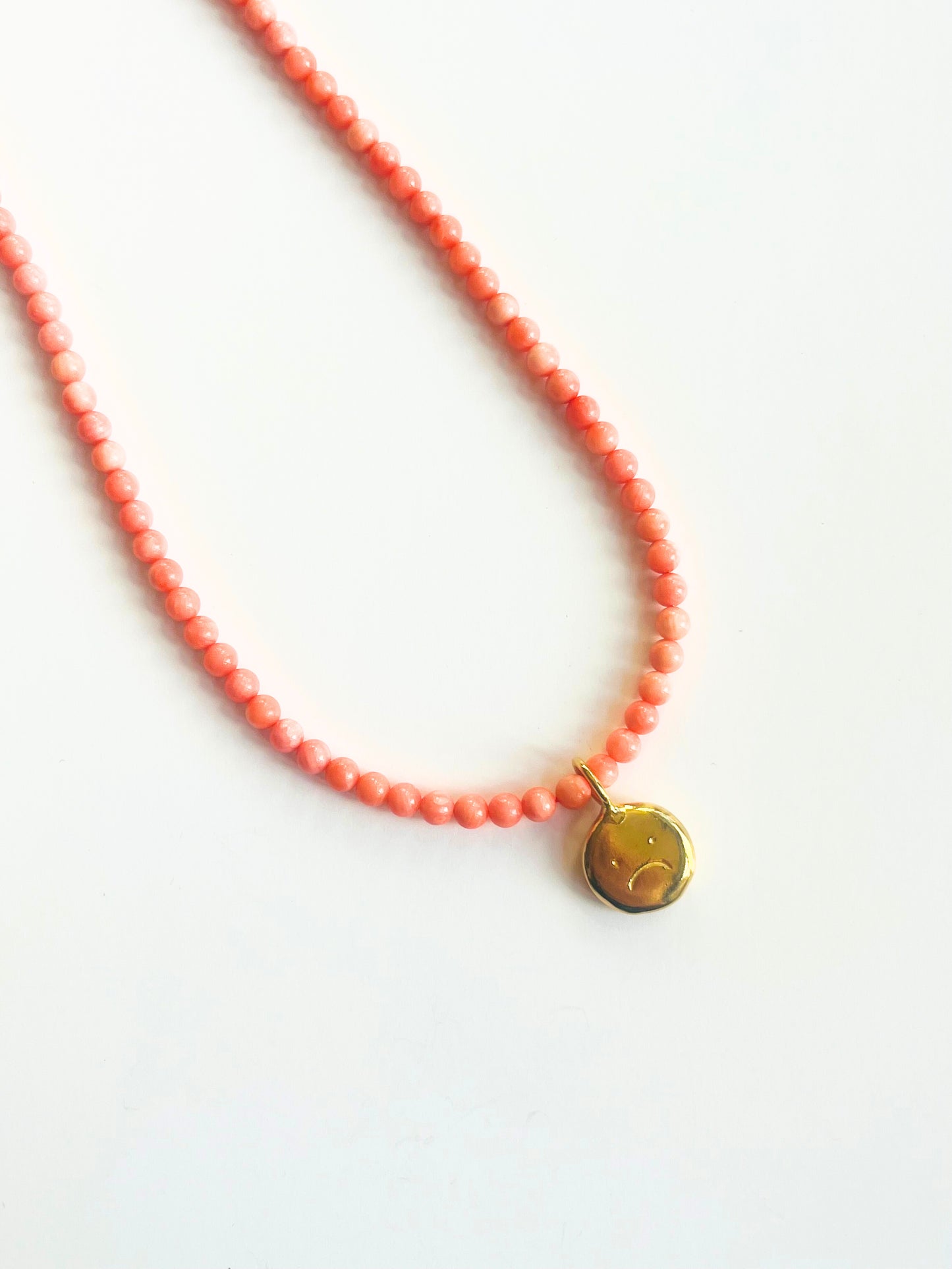 Coral beaded smiley necklace (gold)