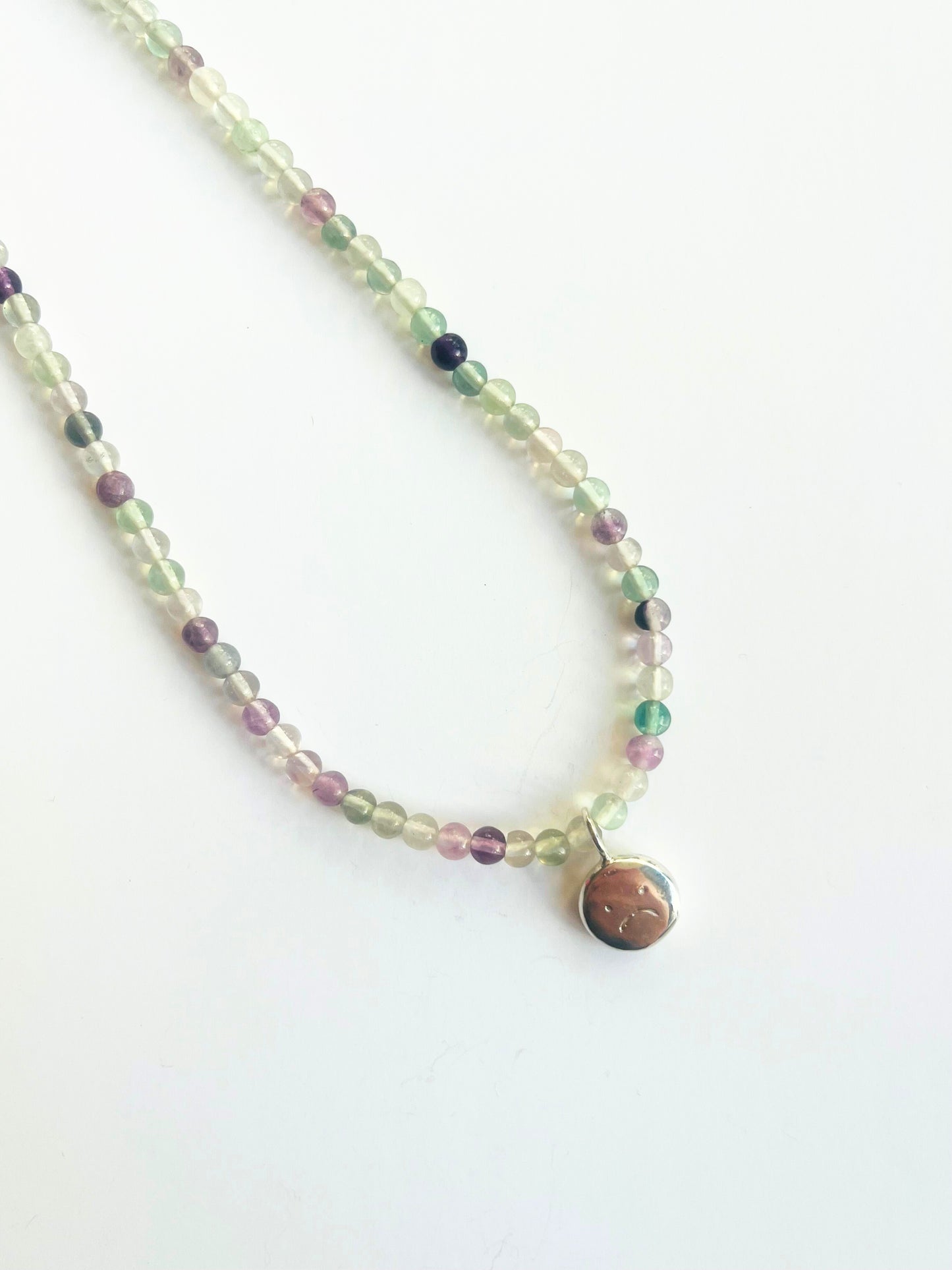 Fluorite beaded smiley necklace (silver)