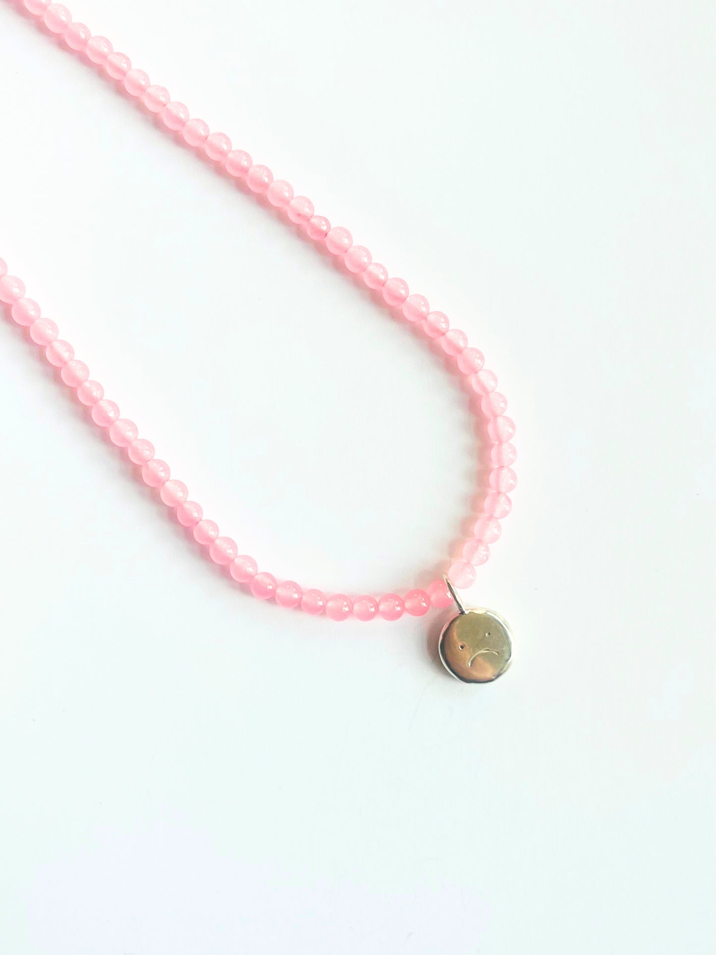 Rose quartz beaded smiley necklace (silver)