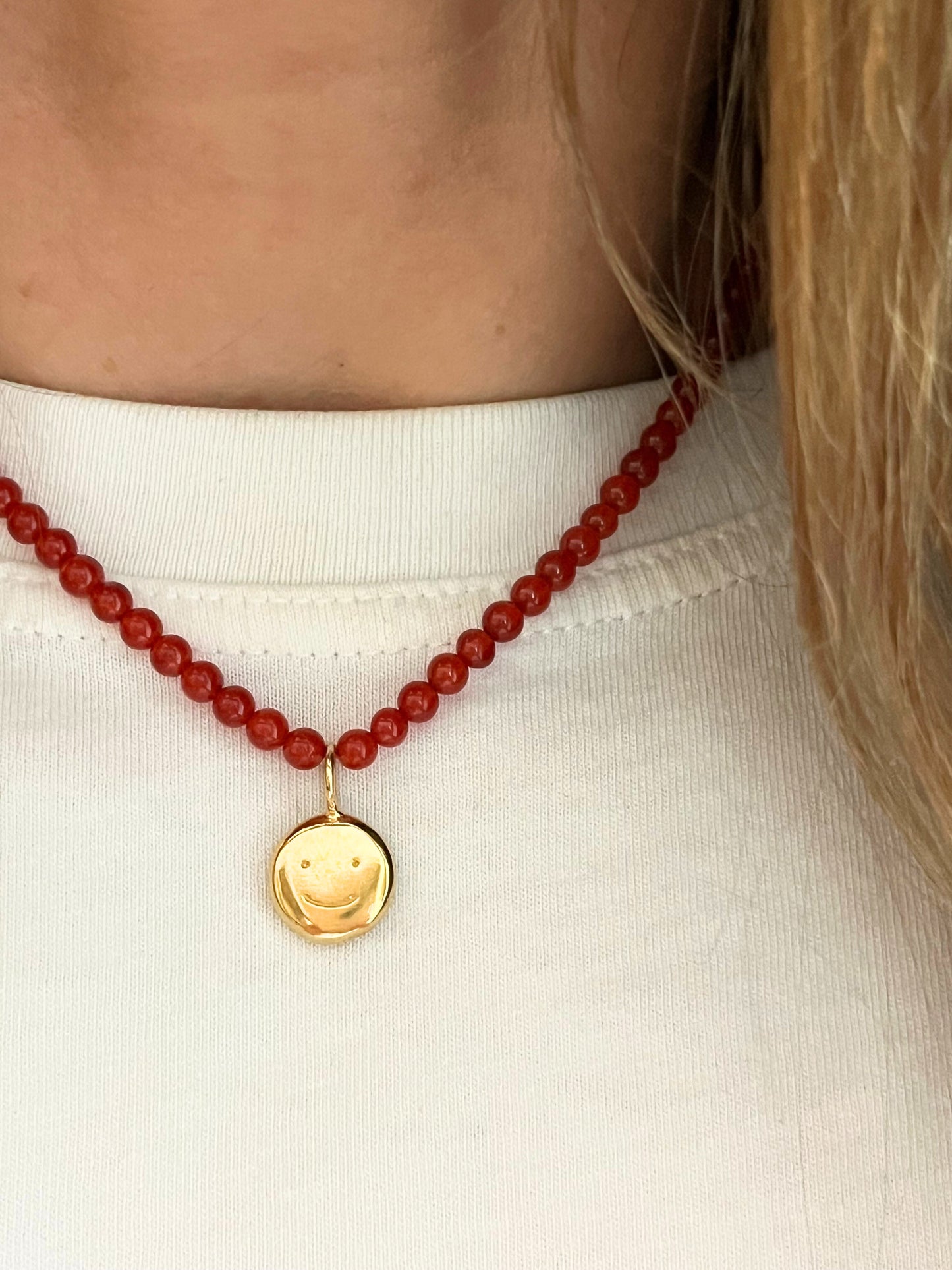 Carnelian beaded smiley necklace (gold)