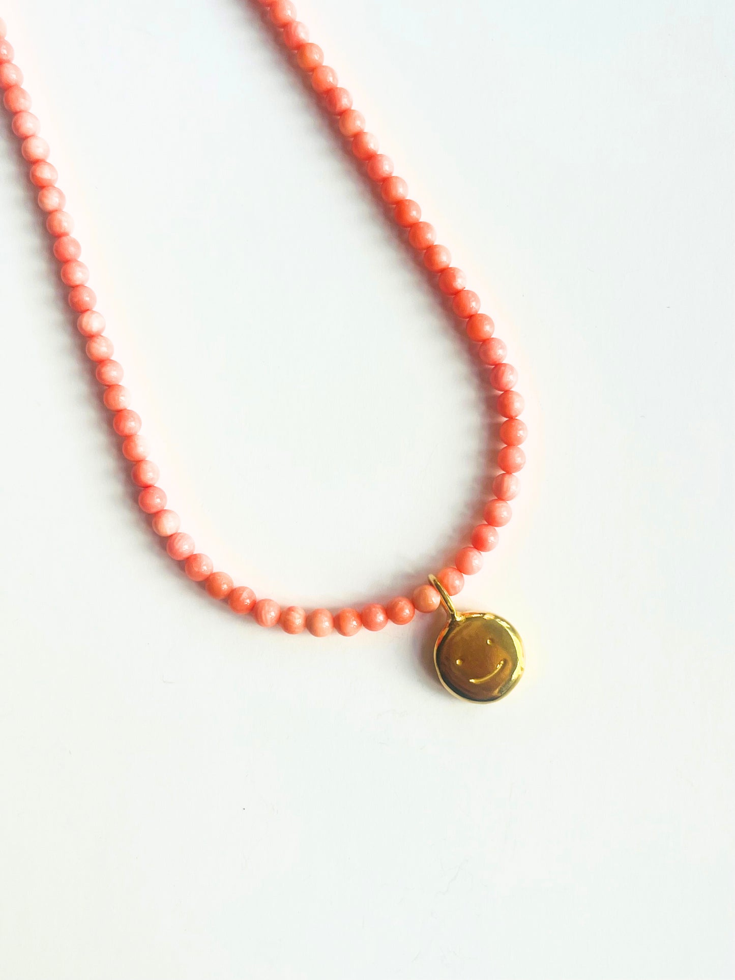 Coral beaded smiley necklace (gold)