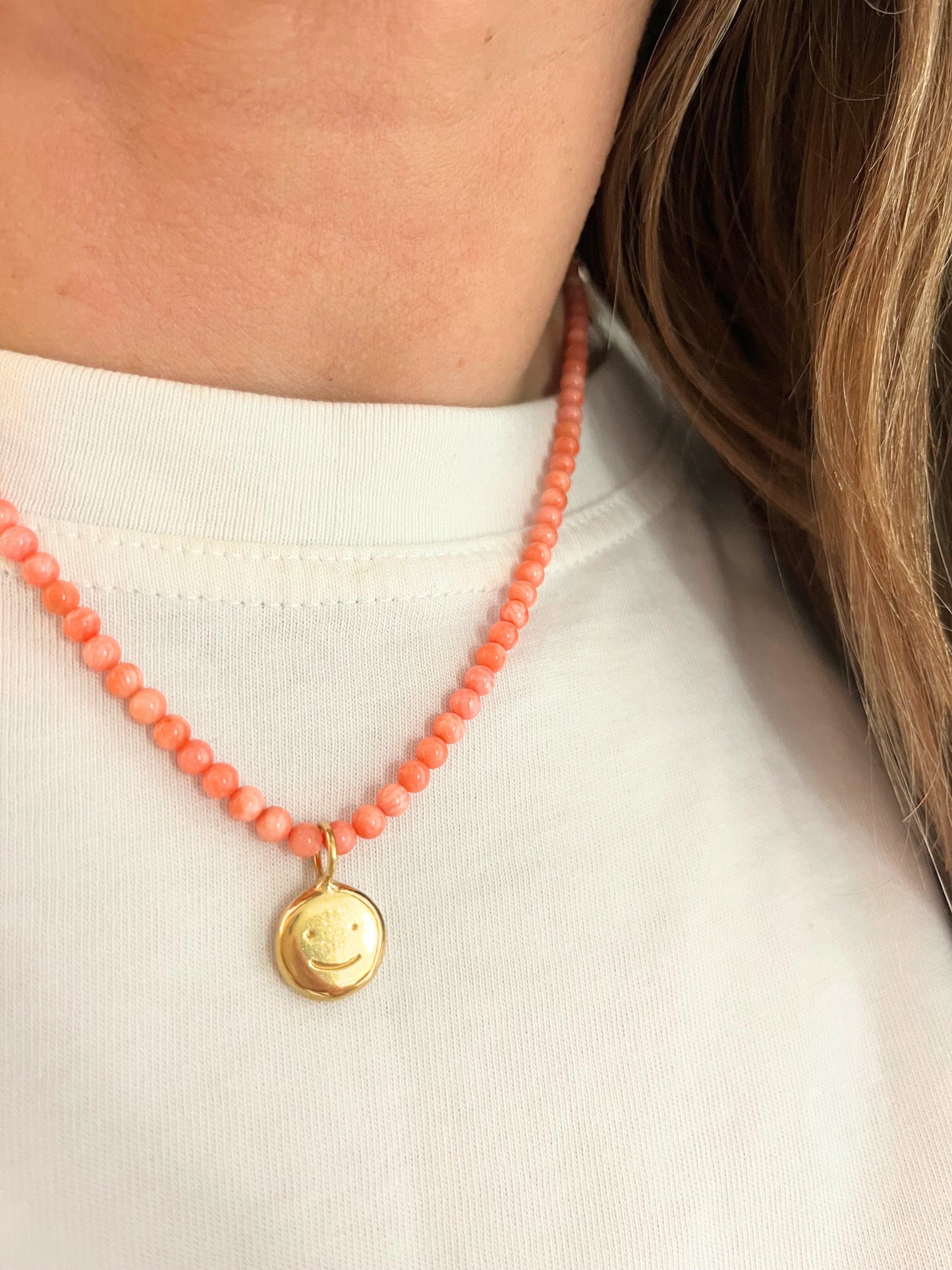 Coral beaded smiley necklace (gold)