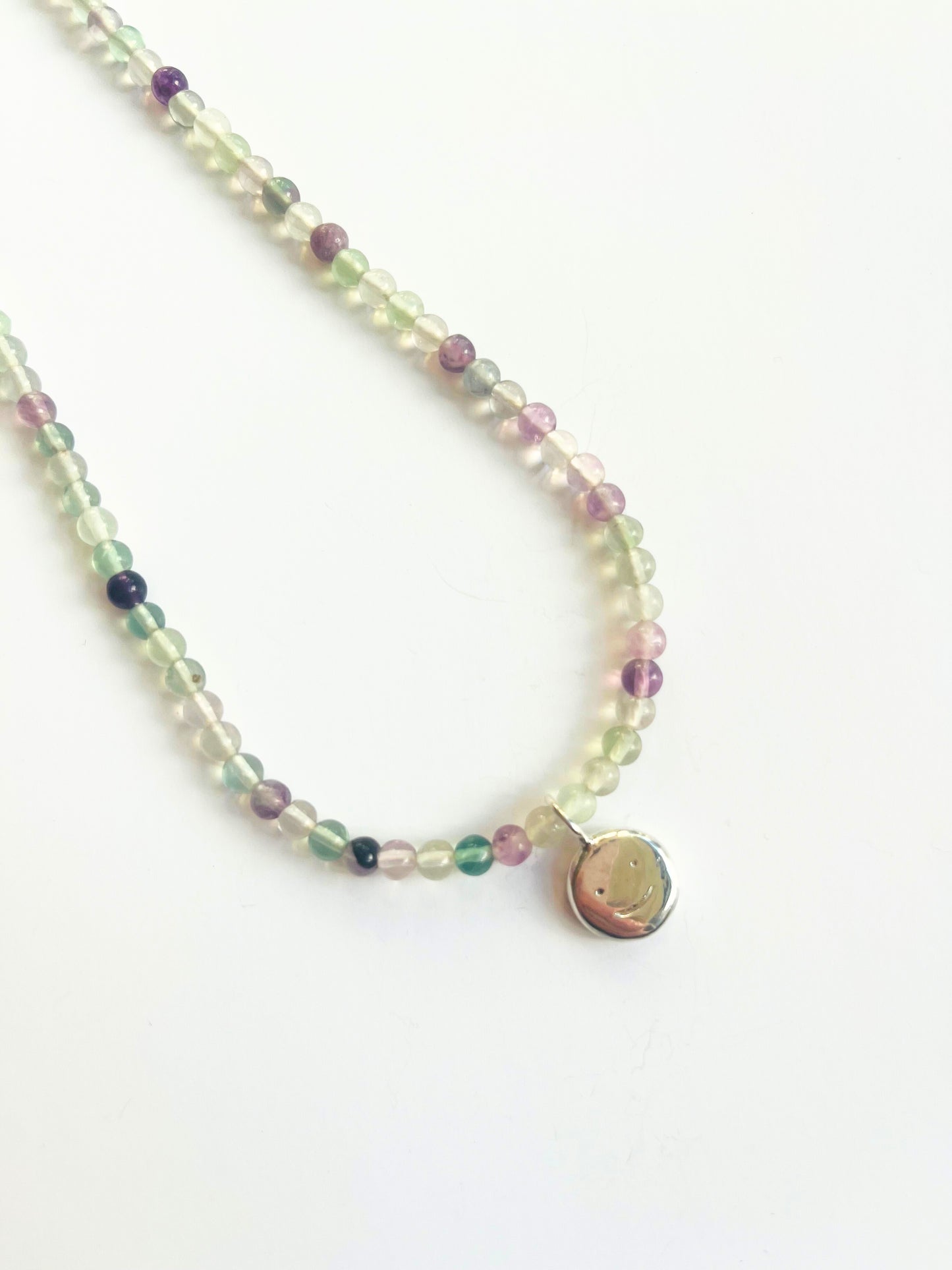 Fluorite beaded smiley necklace (silver)