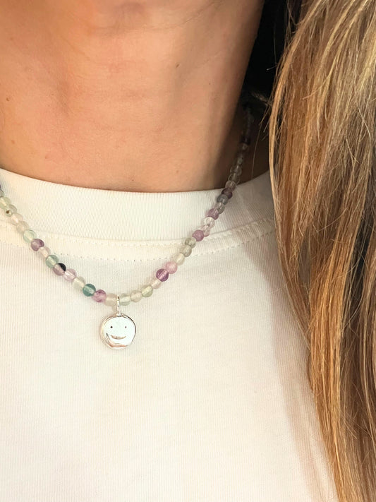 Fluorite beaded smiley necklace (silver)