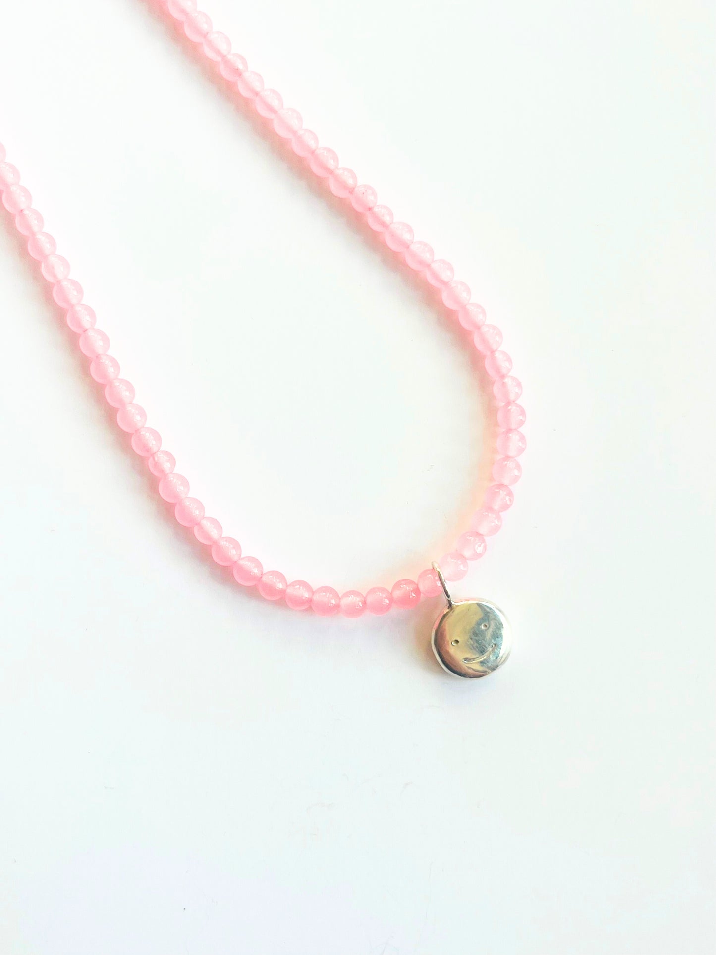 Rose quartz beaded smiley necklace (silver)
